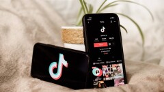 Жительницу Сатпаева, ударившую сестру во время прямого эфира в TikTok, оштрафовали