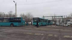 Водители маршрутных автобусов бастуют в Балхаше