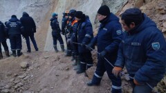 Автобус провалился в Павлодарской области: спасатели вручную расчищают место поиска на дне воронки