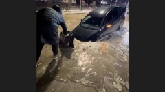 Две машины провалились в яму на дороге в Караганде. Полиция рекомендует подать в суд на коммунальщиков