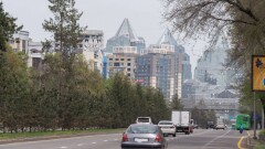 "Полимер работает нормально": просевший асфальт на проспекте Абая прокомментировал Досаев