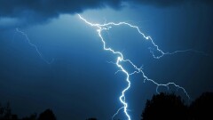Молния ударила в футболиста во время матча в Перу, он погиб