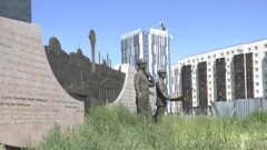 Памятник строителям в Астане остался без присмотра и обрастает мусором