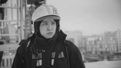 Пожарный, спасший людей в Астане, скончался в больнице