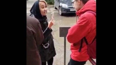 "Вам здесь никто не рад". Женщину, оскорбившую россиян, доставили в полицию