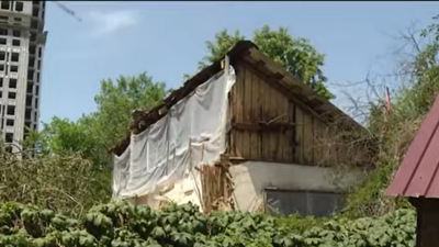 "Это настоящее преступление". В Алматы без разрешения снесли половину жилого дома