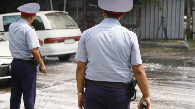 Задержание полицейского в Алматы попало на видео