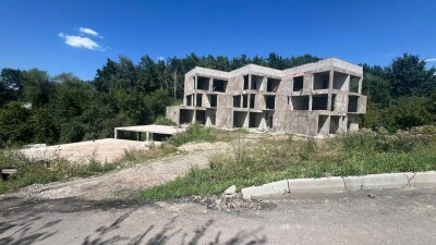В предгорьях Алматы начали снос крупного незаконного объекта
