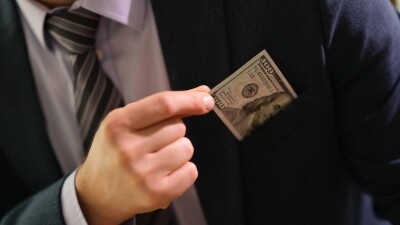 Следователя подозревают в получении взятки в Жамбылской области