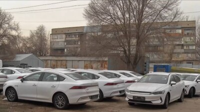 Территория киностудии "Казахфильм" стала парковкой для китайских авто