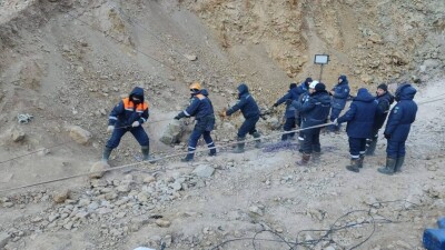 Спасатели приостановили поиски упавшего в воронку автобуса в Павлодарской области