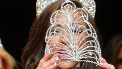 Мужчина разбил корону победительницы на конкурсе красоты в Бразилии. Его жена заняла второе место