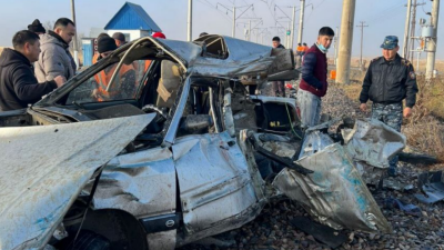 Поезд столкнулся с автомобилем в Жамбылской области, погибли шесть человек