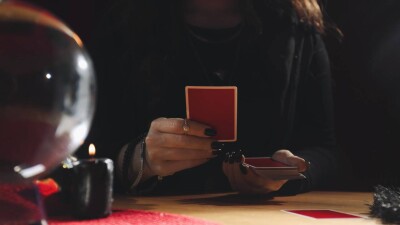 "Синдром Бишимбаева". Почему казахстанцы доверяют экстрасенсам и можно ли узаконить их деятельность
