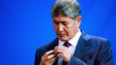 "Освободите меня от этого цирка или буду нарушать порядок". Атамбаев устроил скандал в суде