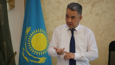 "Звоните по номерам круглые сутки". Аким Караганды придумал, как наказывать за объявления на остановках