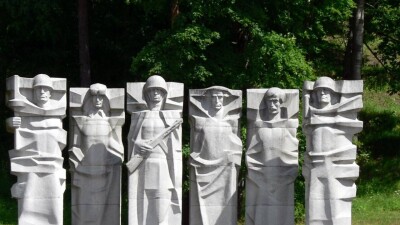 В Литве снесли одну из шести стел главного мемориала советским воинам