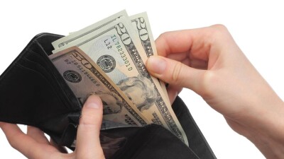 Банк пытался оспорить признание банкротом многодетной матери, живущей на 95 тысяч тенге