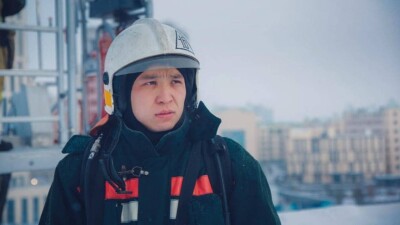 Пожарный, спасший трёх человек в Астане, получил ожоги и попал в реанимацию