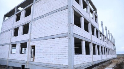 В Актюбинской области строительство школы приостановили из-за трещин в фундаменте