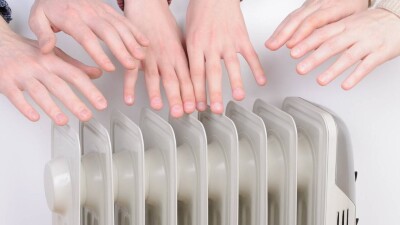 Жители Абая жалуются на холод в домах, в акимате назвали причиной недогрева сильный ветер