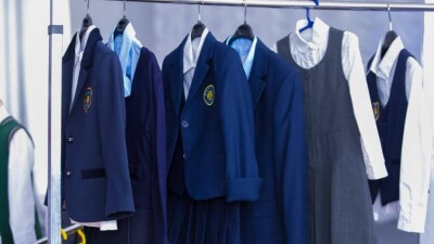 В Жетысу девочке в качестве соцпомощи выдали форму не её размера: директору школы сделали предупреждение