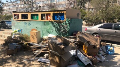 Жителю Актау на голову сбросили диван: полиция не нашла виновного спустя четыре месяца