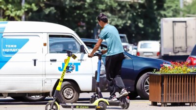 В парках и скверах Алматы запретили ездить на электросамокатах