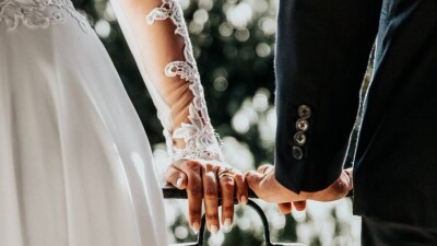 Алматинки всё чаще отказываются менять фамилии при замужестве