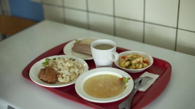 Школьное питание в Казахстане: старшеклассники чаще не наедаются, а родители недовольны размерами порций