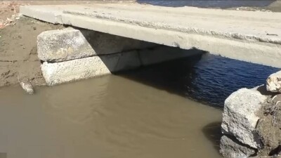 На пути к знаниям: дети вынуждены идти в школу по разрушенному мосту в Жетысуской области