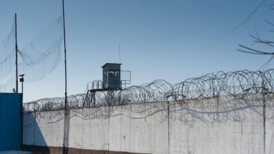 Жители Тараза попытались ворваться в колонию, соседство с которой лишило их связи и интернета