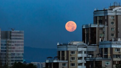 Как выглядело суперлуние над Алматы: фоторепортаж Informburo