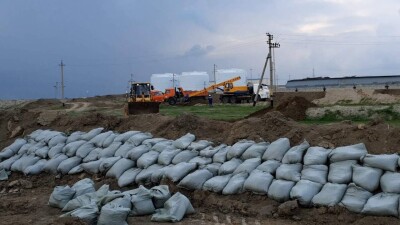 Дамбу прорвало в Атырауской области: спасатели организовали круглосуточное дежурство