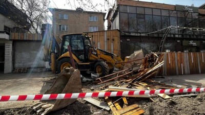 Летнюю террасу кафе в центре Алматы сносят по решению суда