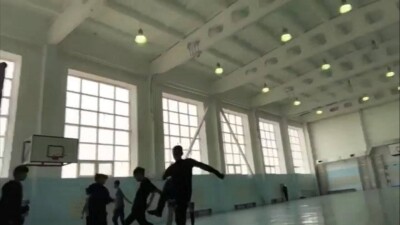 В Жанаозене проверят видео с учителем физкультуры, который бьёт детей