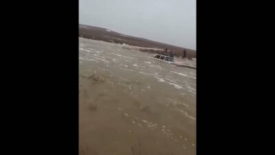 Людей, спасавшихся от паводка на крыше автомобиля, эвакуировали в Туркестанской области