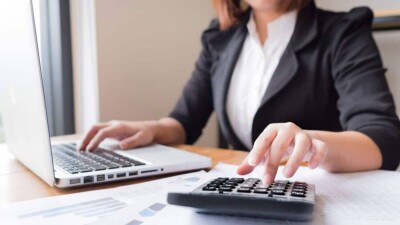 Построила дом и купила машины: в Алматы бухгалтера онкодиспансера осудили за хищение 53 млн тенге