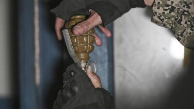 Посетителей с гранатой в руках пропускали в школы Костаная – прокуратура