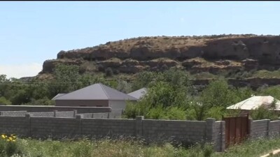 "Словно остались на острове". В безымянном селе Туркестанской области нет дорог, воды и света