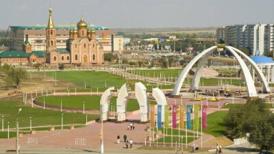 "Гулять там опасно для жизни". В Актобе обветшал центральный парк, отремонтированный за 84 млн тенге