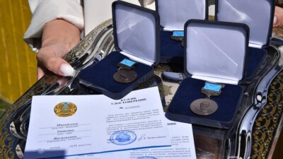 "Ни один не сказал, что это не входит в его задачи". Актюбинские педагоги получили награды за помощь во время паводков