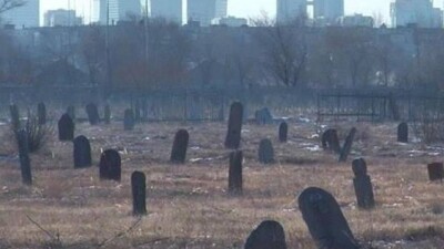 "Хотят построить многоэтажку". В Астане городская застройка вот-вот поглотит старое кладбище
