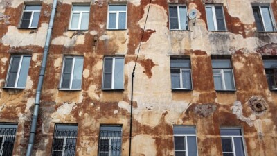 Из камыша и глины: в Астане жители требуют снести их ветхие дома