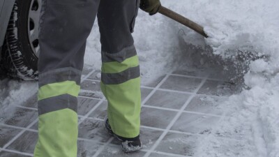 "Я сам хожу пешком". Досаев обиделся на замечания жителей Медеуского района по уборке улиц от снега