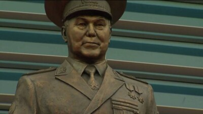 Почему снесли памятник Назарбаеву в университете обороны в Астане