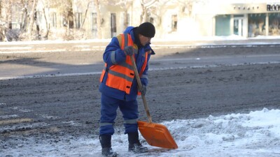 "Прошло 25 дней". Дворники в Таразе почти месяц не могут дождаться зарплаты
