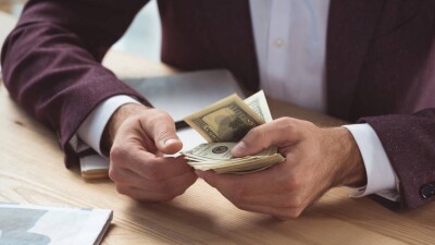 Учителям и медикам в Казахстане повысили зарплаты, но лучше они жить не стали