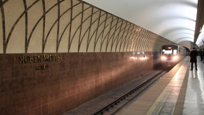 "Хотели отвлечь от нарушений": в метро Алматы объяснили, зачем рабочие распространили видео с колодками