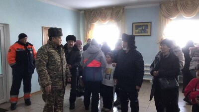 Застрявших в буран людей спасали в Абайской области на вертолёте
